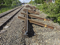 903157 Afbeelding van onderdelen van de verwijderde spoorkruising te Blauwkapel bij Utrecht. Links een restant van het ...